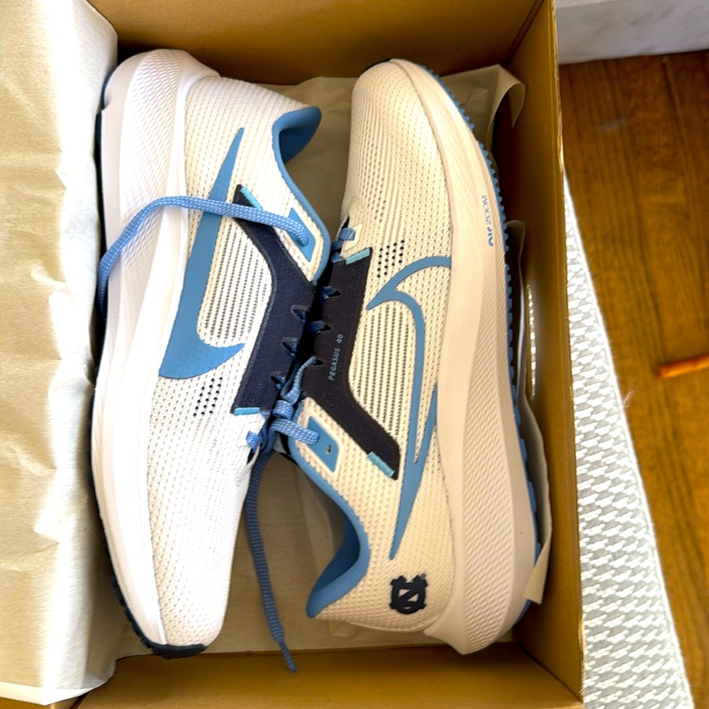 NWT in Box Nike Zoom Pegasus 40 UNC size 10.5 Mens Carolina Tarheels Sneakers